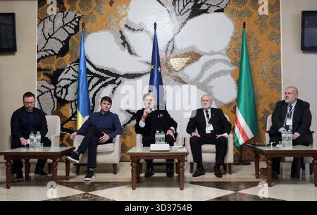 Chef du Mejlis du peuple tatar de Crimée et ancien membre du Parlement ukrainien Refat Chubarov, premier ministre de la République tchétchène d'Ichkeria Akhmed Zakayev, troisième président de l'Ukraine Viktor Iouchtchenko, conseiller du chef du cabinet du président de l'Ukraine Mykhailo Podoliak, et le député ukrainien Oleh Dunda (de droite à gauche) participent à la conférence internationale « le Caucase du Nord comme frontière de sécurité de l’Europe », dédiée au troisième anniversaire de la reconnaissance par la Verkhovna Rada de l’Ukraine du territoire de la République tchétchène d’Ichkérie comme temporaril Banque D'Images