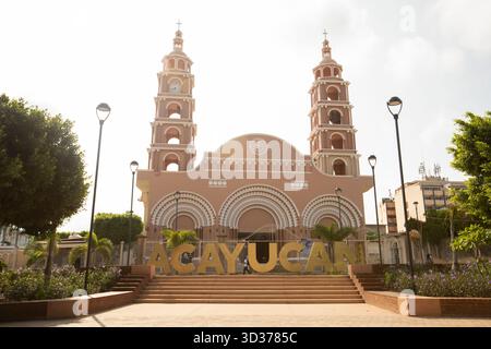 Acayucan, Veracruz, Mexique - 2 juillet 2023 : la lumière du matin brille sur l'église paroissiale San Martín Obispo du centre-ville. Banque D'Images