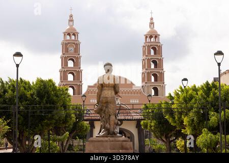 Acayucan, Veracruz, Mexique - 2 juillet 2023 : la lumière du matin brille sur l'église paroissiale San Martín Obispo du centre-ville. Banque D'Images