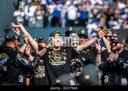 Les Dodgers de Los Angeles débutant le lanceur Yoshinobu Yamamoto (18 ans) et les Dodgers de Los Angeles lors de la célébration des Los Angeles Dodgers World Series au Dodger Stadium le 3 novembre 2025.(Aliyah Navarro/image of Sport) Banque D'Images