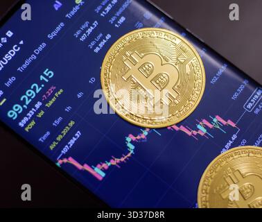 Athènes, Grèce. 5 novembre 2025. Le prix du Bitcoin a chuté de plus de 6% en une seule journée, tombant en dessous du niveau de prix psychologique clé de 100 000 $ pour la première fois depuis juin. Crédit : Dimitris Aspiotis/Alamy Live News Banque D'Images