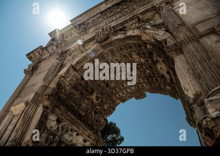 Vue en angle bas de l'Arc de Titus (Arco di Tito) sur la via Sacra - Rome, Italie Banque D'Images