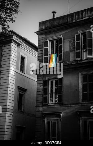 Drapeau coloré de la paix suspendu à une fenêtre dans Rome historique, Italie Banque D'Images