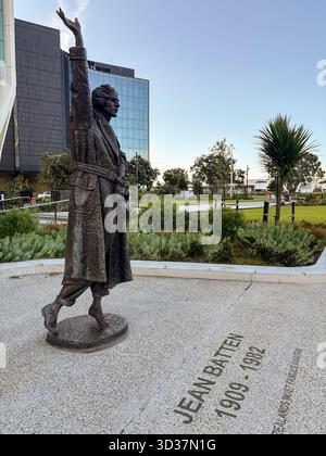 Sculpture de Jean Batten, statue en bronze honorant l’aviateur pionnier néo-zélandais, à l’aéroport d’Auckland. Représente la figure emblématique avec le bras levé. Banque D'Images