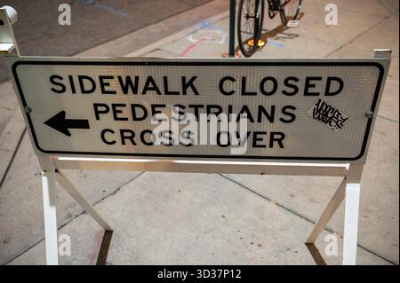 panneau autoportant pour trottoir de passage piéton fermé Banque D'Images