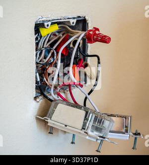 câblage et installation de remplacement du variateur mural smart home Banque D'Images
