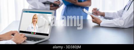 Appel vidéo du médecin en ligne par l'application logicielle de télémédecine Brisk pour une réunion virtuelle avec le patient Banque D'Images