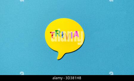 Mot TRIVIA coloré sur la bulle de parole jaune sur fond bleu vif pour jeu et Quiz Banque D'Images