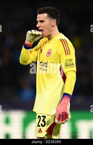 Naples, Italie. 4 novembre 2025. Michael Zetterer de l'Eintracht Francfort lors du match de la phase MD4 de l'UEFA Champions League 2025/26 entre la SSC Napoli et l'Eintracht Francfort au Stadio Diego Armando Maradona le 4 novembre 2025 à Naples, Italie. Crédit : Nicola Ianuale/Alamy Live News Banque D'Images