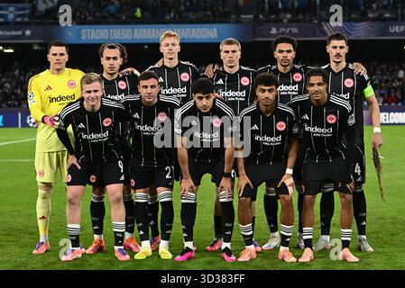 Naples, Italie. 4 novembre 2025. L'équipe de l'Eintracht Francfort pose pour le match de la phase MD4 de l'UEFA Champions League 2025/26 entre la SSC Napoli et l'Eintracht Francfort au Stadio Diego Armando Maradona le 4 novembre 2025 à Naples, Italie/Alamy Live News Banque D'Images