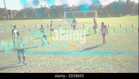 Debout huit joueurs de football portant des maillots et des bavoirs devant le filet de but, avec analyse overla Banque D'Images