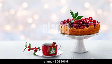 Gâteau à l'envers à la canneberge sucrée de Noël, boisson d'hiver chocolat épicé chaud Banque D'Images