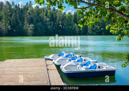 Pédalos à l'embarcadère en bois sur le lac Purgatsi. Nelijarve, Aegviidu, Estonie Banque D'Images