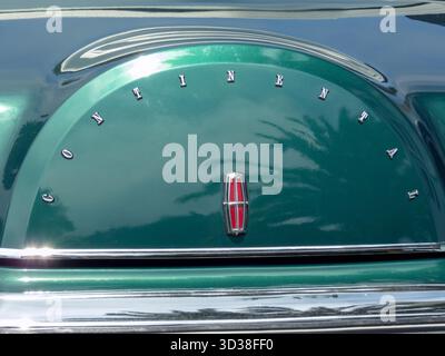 Colombes, ESPAGNE - 12 JUILLET 2025 : emblème arrière Lincoln Continental Mark 4 1974 sur une voiture classique vintage vert sarcelle. Détails chromés brillants, typog élégant Banque D'Images