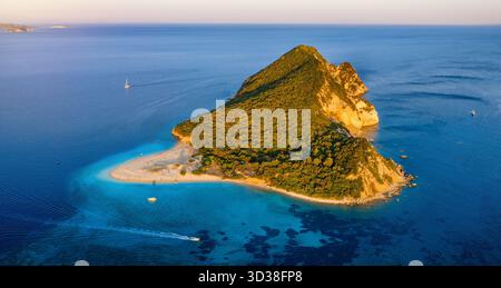 Vue aérienne de l'île de Marathonisi appelée île de la tortue dans la baie de Laganas pendant le coucher du soleil doré, Zakynthos, Grèce Banque D'Images