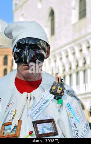 Venise, Italie - 6 mars 2011 : participant en costume pendant le Carnaval de Venise. Le carnaval 2011 s’est tenu du 26 février au 8 mars Banque D'Images