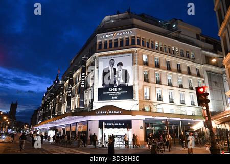 Paris, France. 04th Nov, 2025. Les bannières de la marque Shein sont affichées sur la façade du magasin BHV, à Paris, le 4 novembre 2025. Le 5 novembre 2025, le géant chinois de la fast-fashion Shein ouvrira un espace de 1 200 m² au sein du grand magasin BHV Marais, malgré la controverse de ces derniers jours. Photo de Lionel Urman/ABACAPRESS.COM crédit : Abaca Press/Alamy Live News Banque D'Images