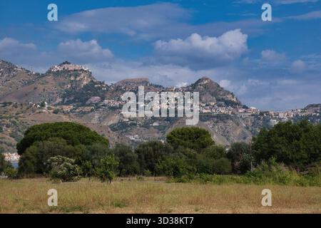 Vue de Taormine depuis Giardini-Naxos en Sicile à la fin de l'été Banque D'Images