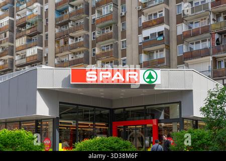 Moderne entrée de supermarché SPAR à Budapest, Hongrie, situé sous des bâtiments résidentiels dans un quartier urbain animé. Banque D'Images