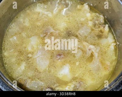 Bouillon d'os, soupe de moelle osseuse ou bouillon, bouillon d'os est un liquide riche en nutriments fabriqué en mijotant les os d'animaux dans l'eau, préparé à partir d'os de boeuf crus et Banque D'Images