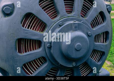 Turbine industrielle avec boîtier métallique bleu et système de ventilation radiale visible, détail technique en gros plan. Banque D'Images