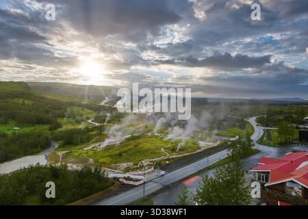 Vue aérienne du champ géothermique de Haukadalur dans le sud-ouest de l'Islande Banque D'Images