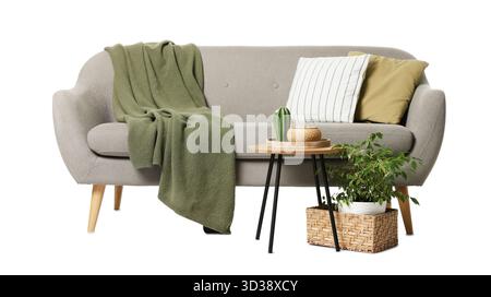 Canapé gris, oreillers, couverture, table basse et panier en osier isolé sur blanc Banque D'Images