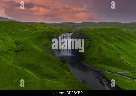 Vue aérienne de la cascade et de la gorge de Skogafoss près de Skogar, Islande Banque D'Images