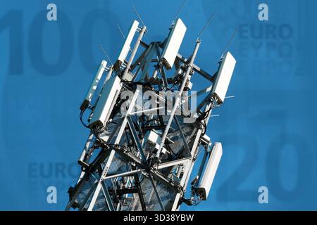 Moderner MobilfunkMast mit Euroscheinen im Hintergrund Symbolbild zum Thema Kosten für Sendelizenzen, Investitionen für Netzausbau usw. *** Mât de téléphone mobile moderne avec des billets en euros dans l'image symbolique de fond sur le sujet des coûts pour les licences de transmission, les investissements pour l'expansion du réseau, etc Banque D'Images
