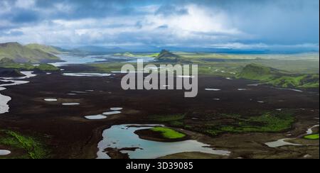 Vue aérienne des hautes terres volcaniques d'Islande avec des collines de mousse et des rivières Banque D'Images