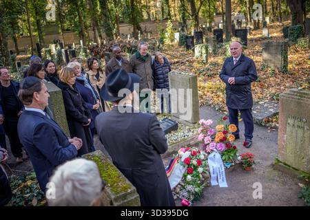 Berlin, Allemagne. 05 novembre 2025. Kai Wegner (à droite, CDU), maire de Berlin, intervient lors de la commémoration du 104e anniversaire de Margot Friedländer au cimetière juif de Berlin-Weißensee. Friedländer meurt en mai 2025 à l'âge de 103 ans. Crédit : Michael Kappeler/dpa/Alamy Live News Banque D'Images