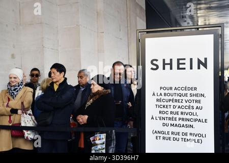 Manifestation de protestation contre l'ouverture de SHEIN i - Fast Fashion - au BHV - Bazar de l'Hôtel de ville - Paris - France le 5 novembre 2025 Banque D'Images