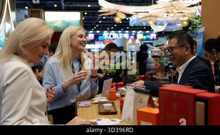 Londres, Grande-Bretagne. 4 novembre 2025. Les gens goûtent le thé chinois au pavillon chinois du World Travel Market (WTM) Londres 2025 à Londres, Grande-Bretagne, 4 novembre 2025. Le WTM London 2025 a ouvert ses portes mardi, le pavillon de la Chine attirant l’attention pour ses ressources touristiques abondantes et son attrait culturel. Crédit : Li Ying/Xinhua/Alamy Live News Banque D'Images