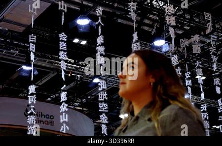 Londres, Grande-Bretagne. 4 novembre 2025. Une femme visite le pavillon chinois du World Travel Market (WTM) Londres 2025 à Londres, Grande-Bretagne, 4 novembre 2025. Le WTM London 2025 a ouvert ses portes mardi, le pavillon de la Chine attirant l’attention pour ses ressources touristiques abondantes et son attrait culturel. Crédit : Li Ying/Xinhua/Alamy Live News Banque D'Images