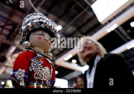 Londres, Grande-Bretagne. 4 novembre 2025. Une femme visite le pavillon chinois du World Travel Market (WTM) Londres 2025 à Londres, Grande-Bretagne, 4 novembre 2025. Le WTM London 2025 a ouvert ses portes mardi, le pavillon de la Chine attirant l’attention pour ses ressources touristiques abondantes et son attrait culturel. Crédit : Li Ying/Xinhua/Alamy Live News Banque D'Images