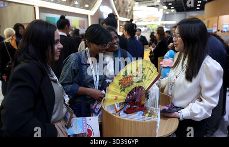 Londres, Grande-Bretagne. 4 novembre 2025. Les gens parlent au pavillon chinois du World Travel Market (WTM) Londres 2025 à Londres, Grande-Bretagne, 4 novembre 2025. Le WTM London 2025 a ouvert ses portes mardi, le pavillon de la Chine attirant l’attention pour ses ressources touristiques abondantes et son attrait culturel. Crédit : Li Ying/Xinhua/Alamy Live News Banque D'Images