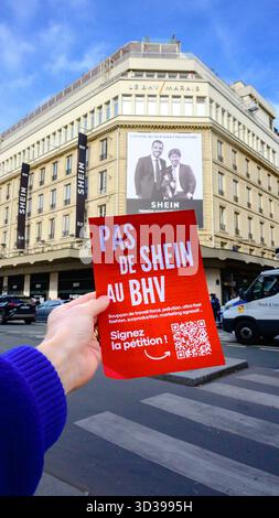 Dépliant de protestation anti-SHEIN devant le BHV Marais Storefront à Paris Banque D'Images