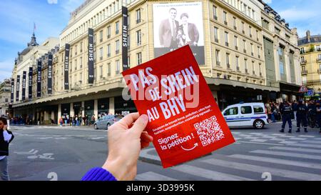 Dépliant de protestation anti-SHEIN devant le BHV Marais Storefront à Paris Banque D'Images