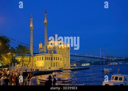 Bosphore Ortakoy waterfront avec le premier pont du Bosphore, Istanbul, Turquie. Banque D'Images