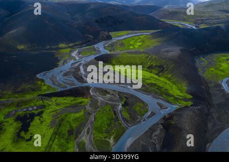 Rivière glaciaire tressée aérienne au-dessus de sables noirs près de Landmannalaugar Banque D'Images
