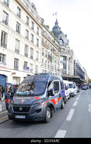 SHEIN AU BHV MARAIS OUVRANT CE MERCREDI SOUS SURVEILLANCE POLICIÈRE DU PREMIER MAGASIN PERMANENT Banque D'Images