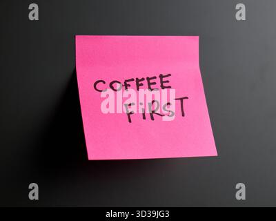 La note collante rose vif souligne le besoin de café en premier Banque D'Images