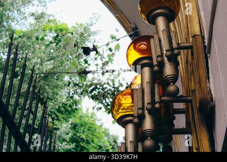 Lampes orange sur une journée ensoleillée d'été Kiev sur le funiculaire de Kiev Banque D'Images