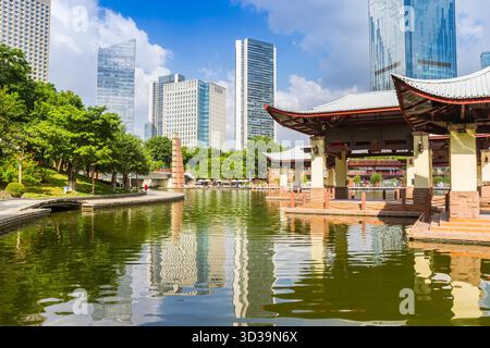 Pavillons et gratte-ciel chinois traditionnels à Foshan, Chine Banque D'Images
