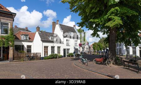 Rue étroite le long des canaux de la ville dans le centre historique de la vieille ville d'Amersfoort. Banque D'Images