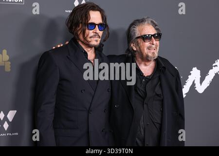 Beverly Hills, États-Unis. 4 novembre 2025. BEVERLY HILLS, LOS ANGELES, CALIFORNIE, États-Unis - 4 NOVEMBRE : L'acteur, producteur et musicien américain Johnny Depp et l'acteur et cinéaste américain Al Pacino arrivent à Los Angeles à l'avant-première de 'Modi : Three Days on the Wing of Madness' de vertical Entertainment qui s'est tenue au Writers Guild Theater le 4 novembre 2025 à Beverly Hills, Los Angeles, Californie, États-Unis. (Photo de Xavier Collin/image Press Agency) crédit : image Press Agency/Alamy Live News Banque D'Images