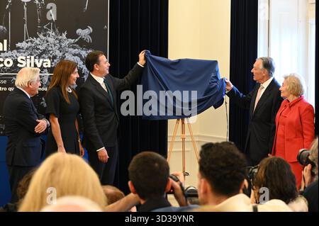Lisbonne, Portugal. 5 novembre 2025. Le premier ministre portugais Luis Montenegro et l'ancien premier ministre Anibal Cavaco Silva assistent à l'inauguration de l'exposition photographique de Rui Ochoa intitulée 'Anibal Cavaco Silva : une décennie en images - le premier ministre qui a transformé le Portugal' à la résidence officielle de Lisbonne. Crédit : Ricardo Rocha / Alamy Live News Banque D'Images