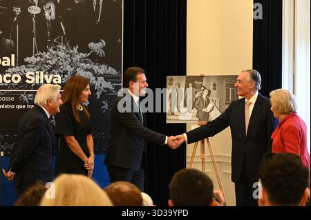 Lisbonne, Portugal. 5 novembre 2025. Le premier ministre portugais Luis Montenegro et l'ancien premier ministre Anibal Cavaco Silva assistent à l'inauguration de l'exposition photographique de Rui Ochoa intitulée 'Anibal Cavaco Silva : une décennie en images - le premier ministre qui a transformé le Portugal' à la résidence officielle de Lisbonne. Crédit : Ricardo Rocha / Alamy Live News Banque D'Images