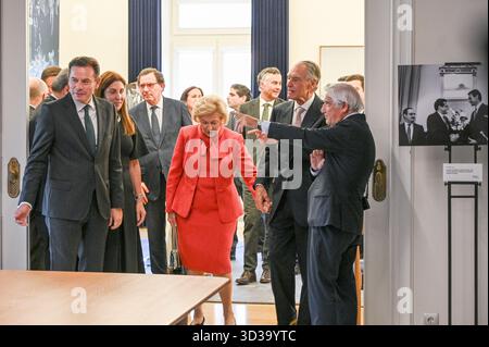 Lisbonne, Portugal. 5 novembre 2025. Le premier ministre portugais Luis Montenegro et l'ancien premier ministre Anibal Cavaco Silva assistent à l'inauguration de l'exposition photographique de Rui Ochoa intitulée 'Anibal Cavaco Silva : une décennie en images - le premier ministre qui a transformé le Portugal' à la résidence officielle de Lisbonne. Crédit : Ricardo Rocha / Alamy Live News Banque D'Images