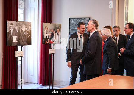 Lisbonne, Portugal. 5 novembre 2025. Le premier ministre portugais Luis Montenegro et l'ancien premier ministre Anibal Cavaco Silva assistent à l'inauguration de l'exposition photographique de Rui Ochoa intitulée 'Anibal Cavaco Silva : une décennie en images - le premier ministre qui a transformé le Portugal' à la résidence officielle de Lisbonne. Crédit : Ricardo Rocha / Alamy Live News Banque D'Images
